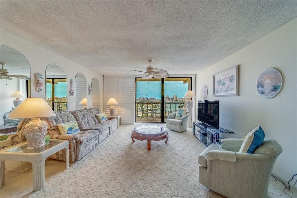 Под контрактом: $375,000 (2 спален, 2 ванн, 1240 Квадратных фут)