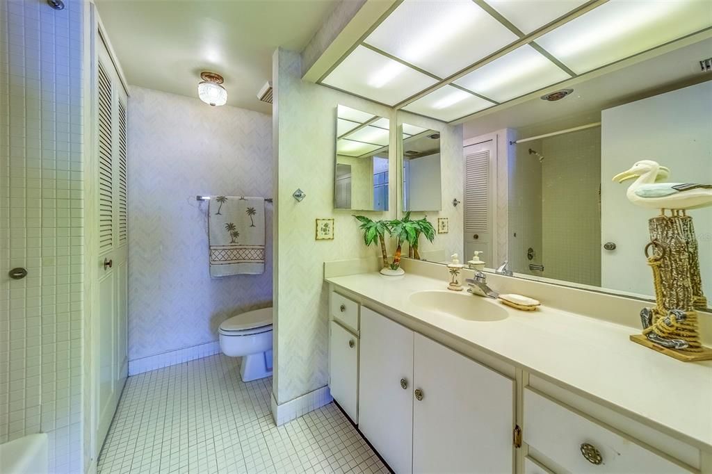 Под контрактом: $375,000 (2 спален, 2 ванн, 1240 Квадратных фут)