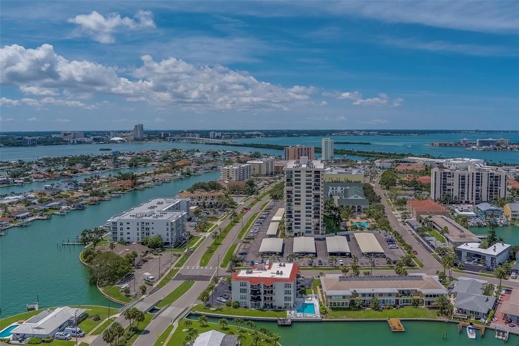 Под контрактом: $375,000 (2 спален, 2 ванн, 1240 Квадратных фут)