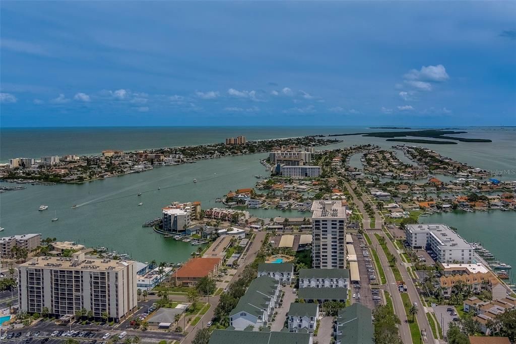 Под контрактом: $375,000 (2 спален, 2 ванн, 1240 Квадратных фут)