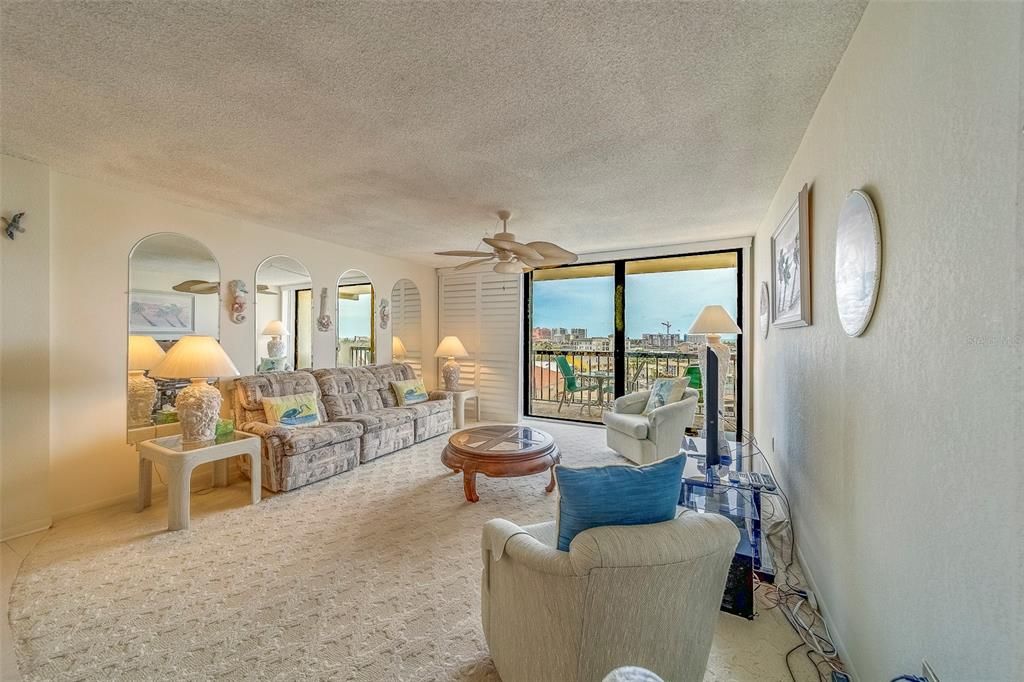 Под контрактом: $375,000 (2 спален, 2 ванн, 1240 Квадратных фут)