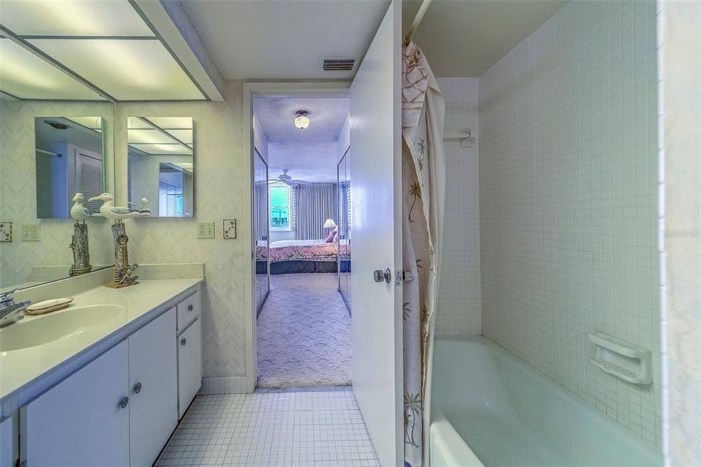 Под контрактом: $375,000 (2 спален, 2 ванн, 1240 Квадратных фут)