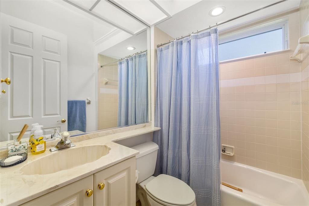 Activo con contrato: $1,074,900 (3 camas, 3 baños, 3174 Pies cuadrados)