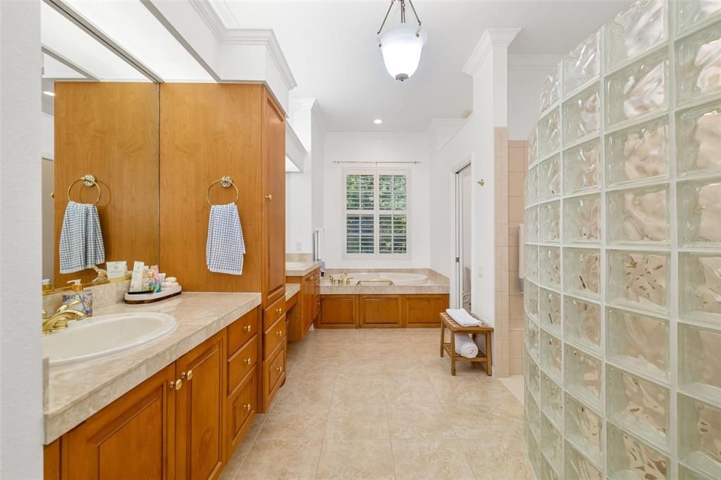 Activo con contrato: $1,074,900 (3 camas, 3 baños, 3174 Pies cuadrados)