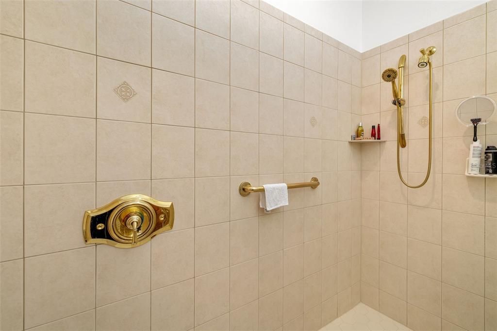 Activo con contrato: $1,074,900 (3 camas, 3 baños, 3174 Pies cuadrados)