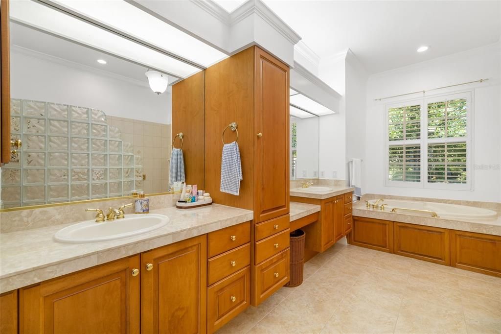 Activo con contrato: $1,074,900 (3 camas, 3 baños, 3174 Pies cuadrados)