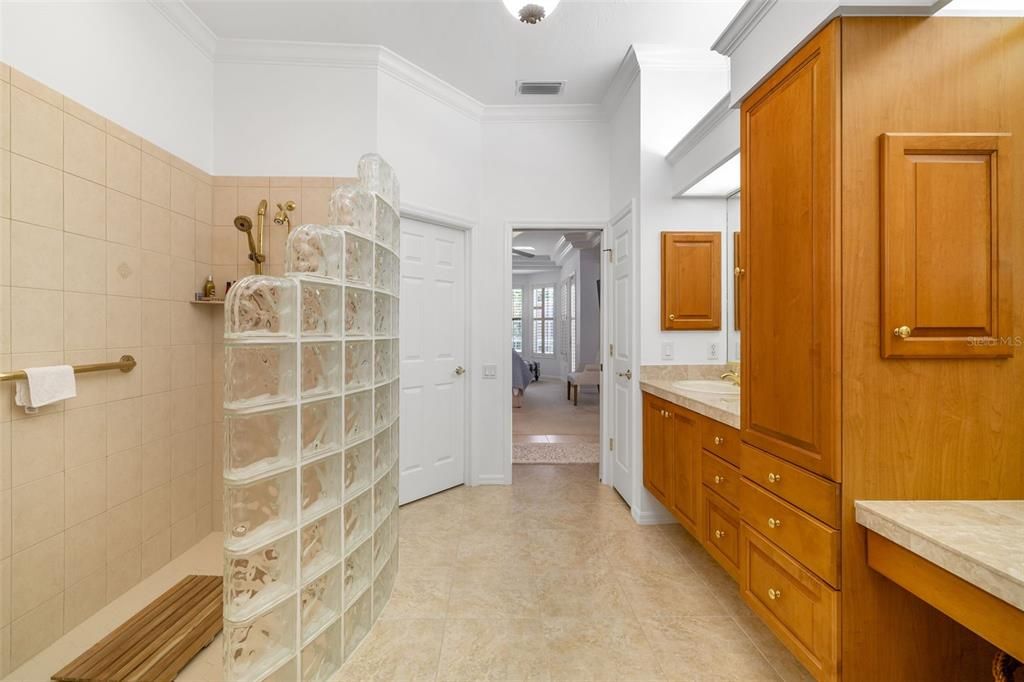 Activo con contrato: $1,074,900 (3 camas, 3 baños, 3174 Pies cuadrados)