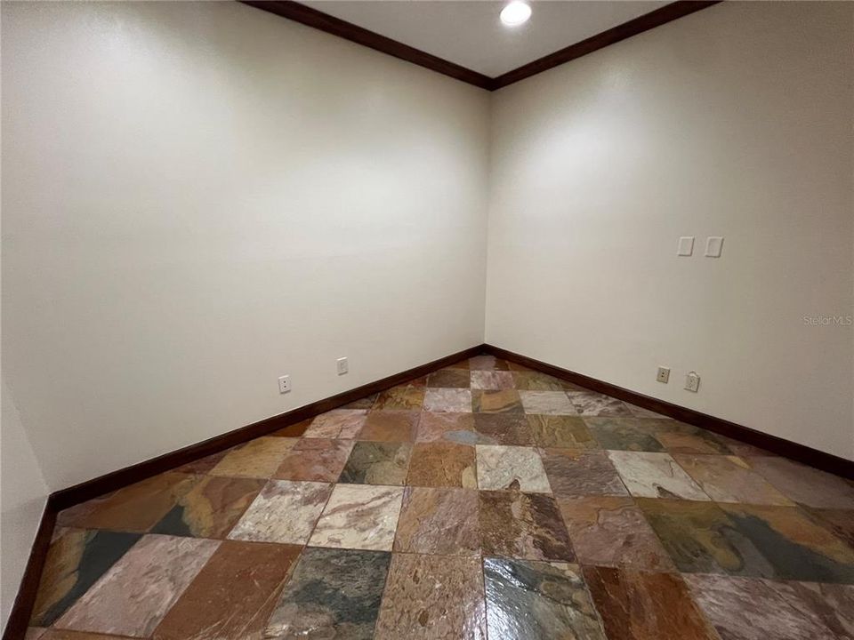 待售: $27,708 (0 贝兹, 0 浴室, 1327 平方英尺)