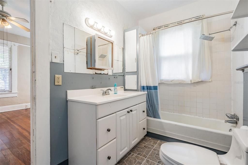 Activo con contrato: $275,000 (2 camas, 1 baños, 1200 Pies cuadrados)