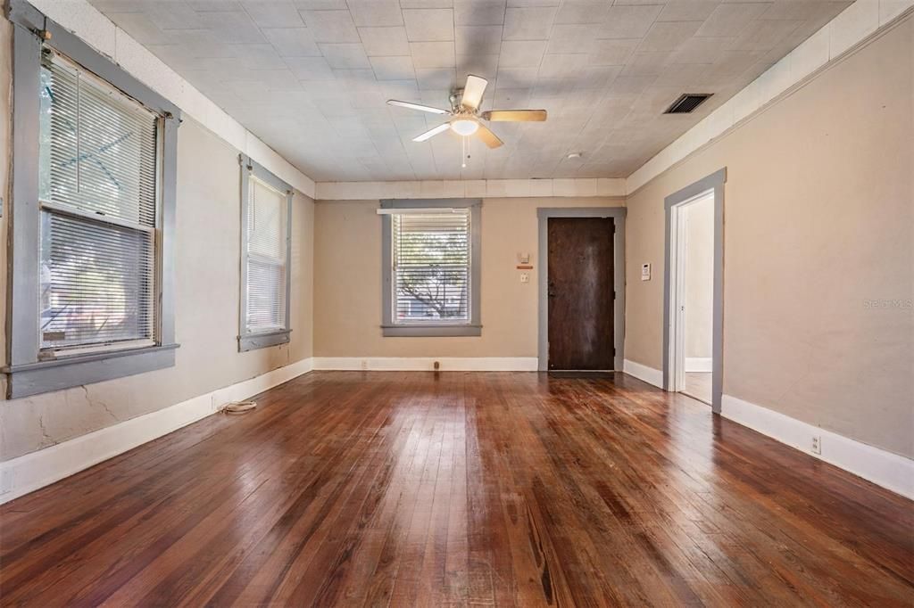 Activo con contrato: $275,000 (2 camas, 1 baños, 1200 Pies cuadrados)