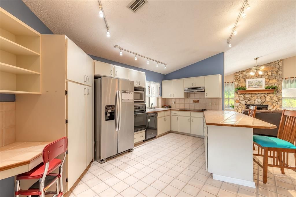 Active With Contract: $399,000 (3 beds, 2 baths, 2701 Square Feet)