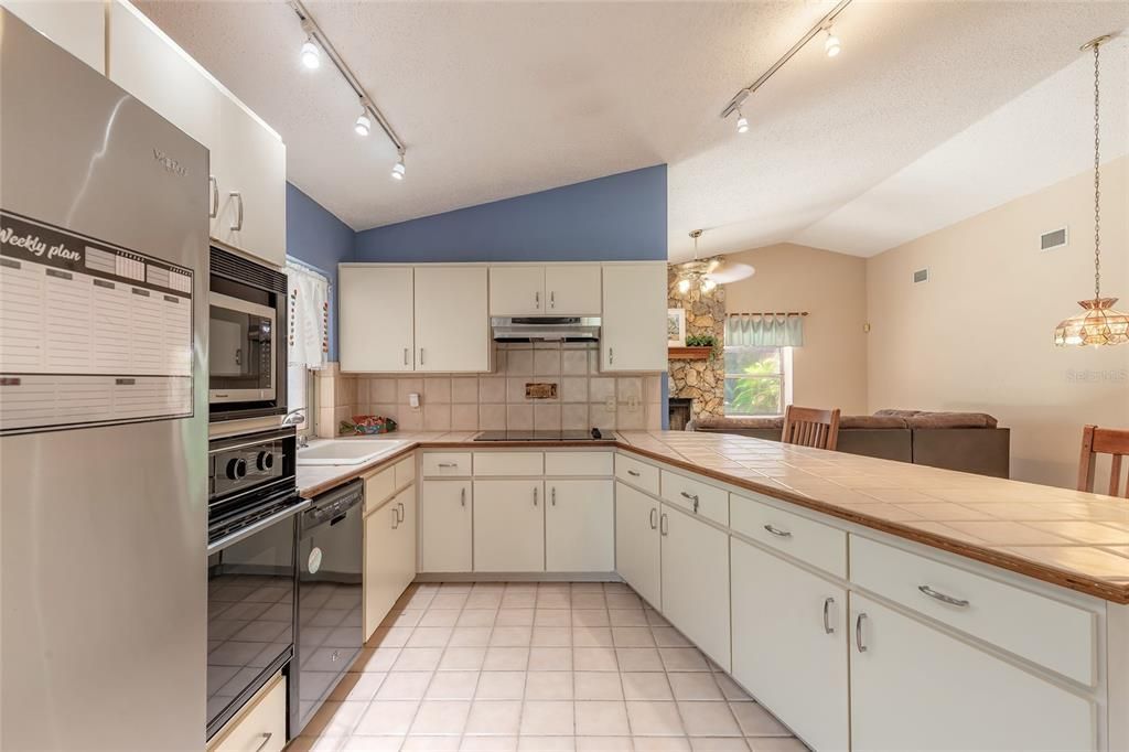 Active With Contract: $399,000 (3 beds, 2 baths, 2701 Square Feet)