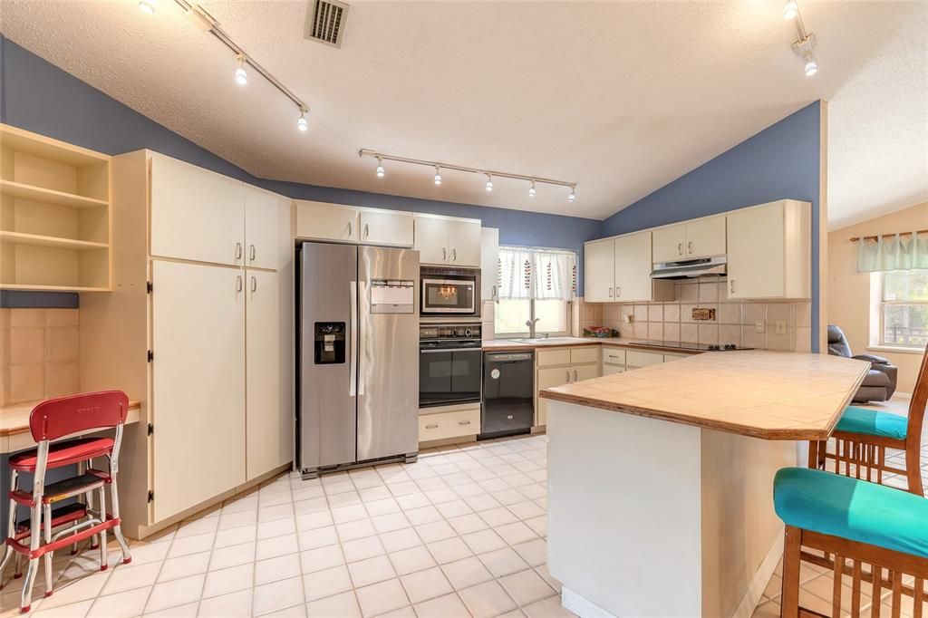 Active With Contract: $399,000 (3 beds, 2 baths, 2701 Square Feet)