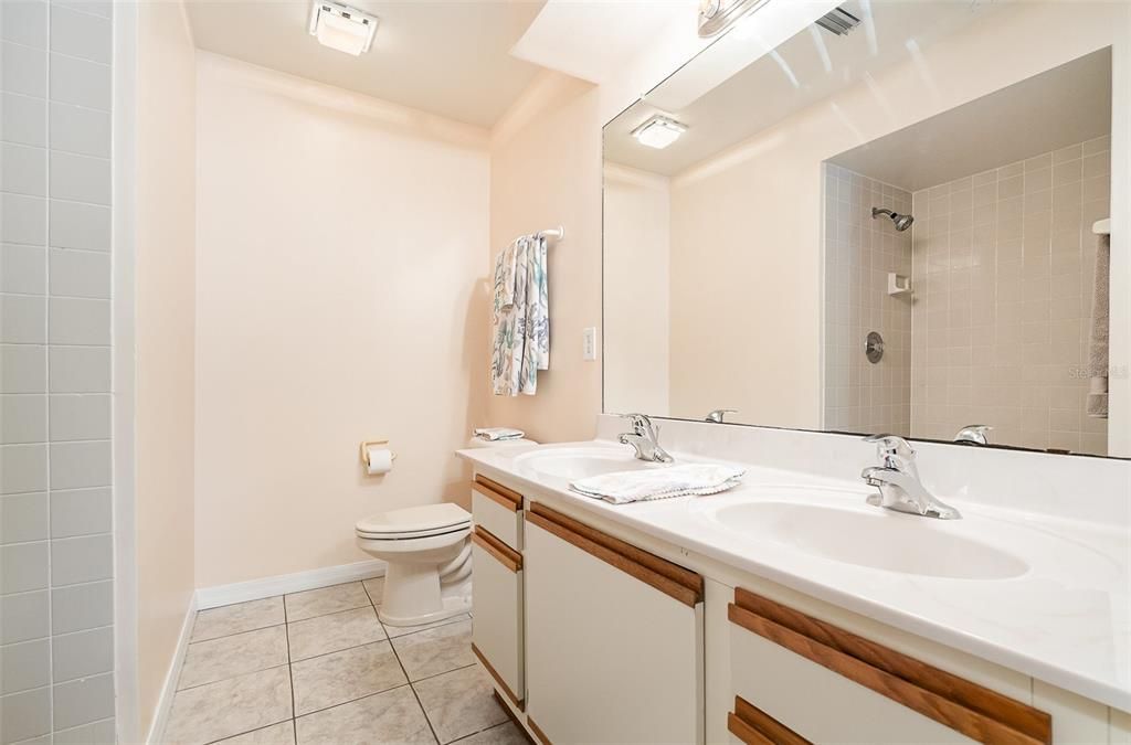 На продажу: $225,000 (2 спален, 2 ванн, 1002 Квадратных фут)