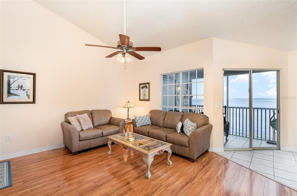 На продажу: $225,000 (2 спален, 2 ванн, 1002 Квадратных фут)