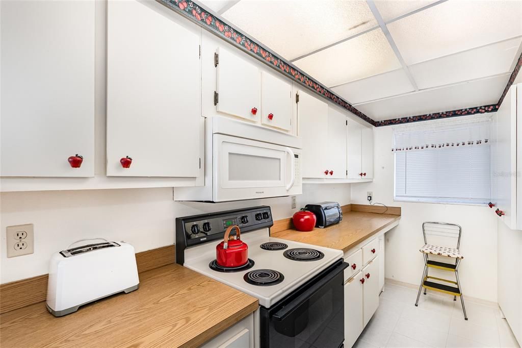 Active With Contract: $195,000 (2 beds, 2 baths, 830 Square Feet)