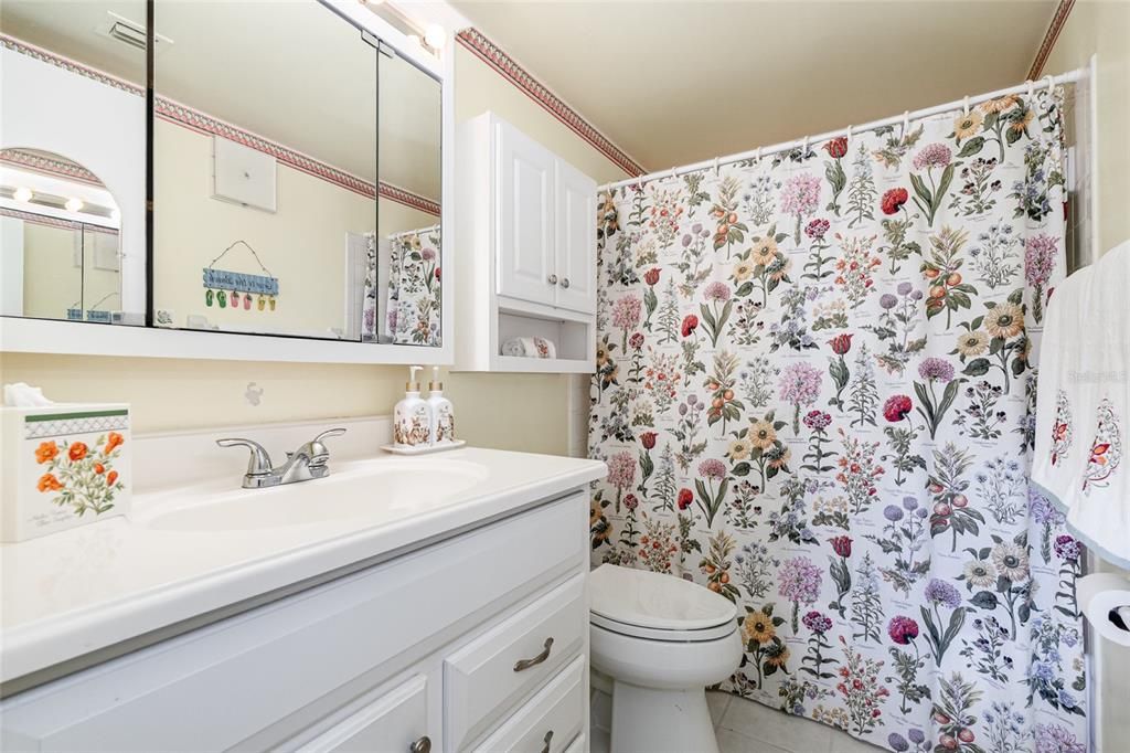 Active With Contract: $195,000 (2 beds, 2 baths, 830 Square Feet)