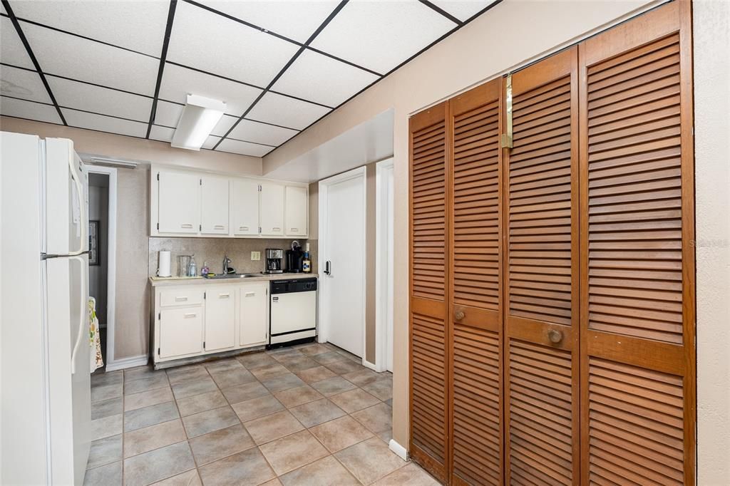 Active With Contract: $195,000 (2 beds, 2 baths, 830 Square Feet)