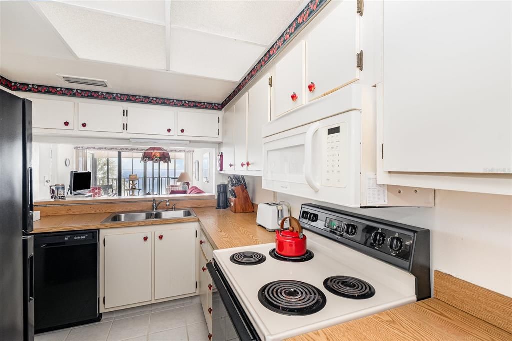 Active With Contract: $195,000 (2 beds, 2 baths, 830 Square Feet)