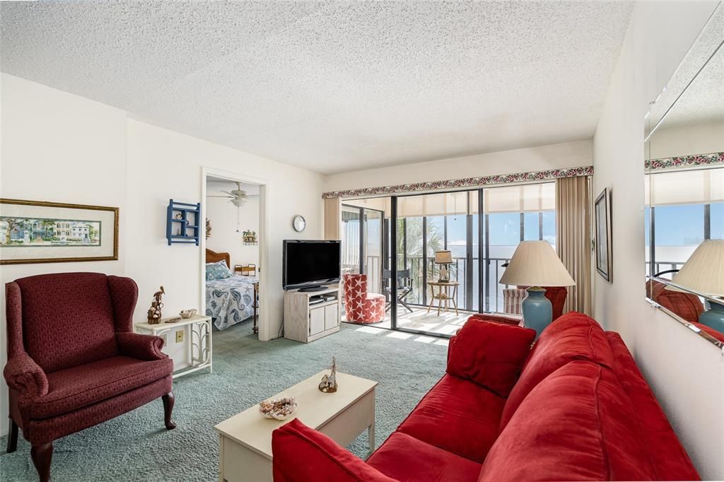 Active With Contract: $195,000 (2 beds, 2 baths, 830 Square Feet)