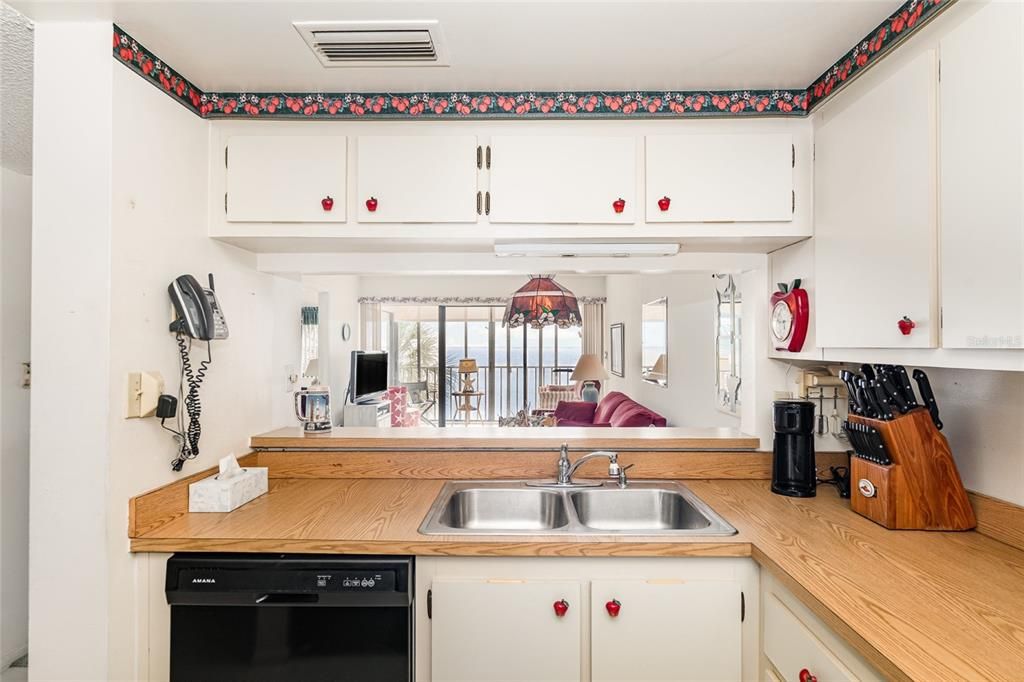 Active With Contract: $195,000 (2 beds, 2 baths, 830 Square Feet)