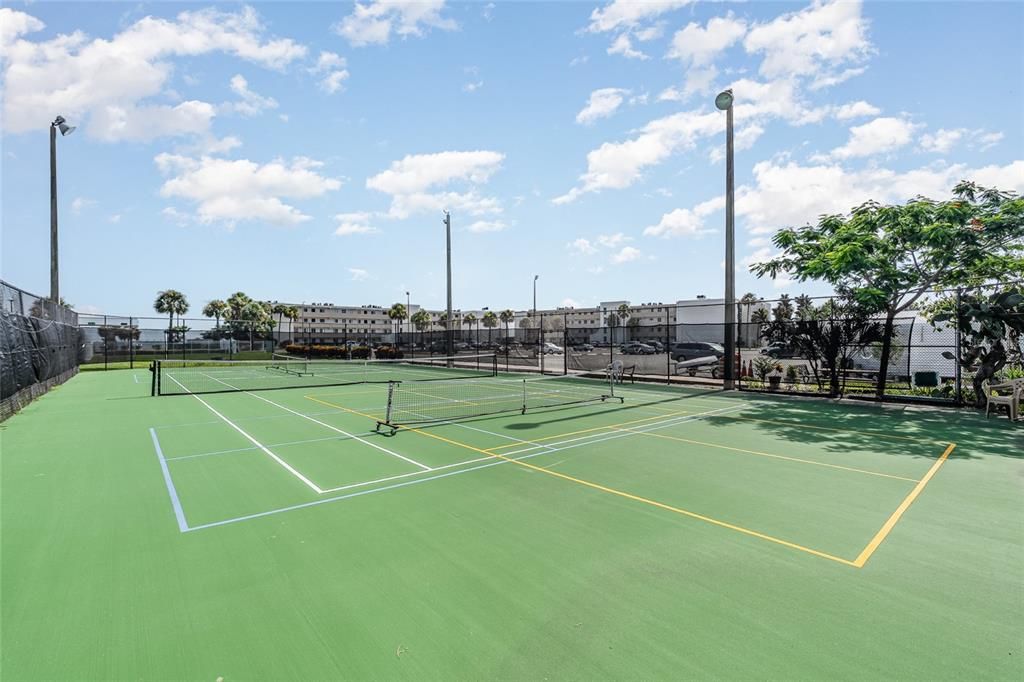 Active With Contract: $195,000 (2 beds, 2 baths, 830 Square Feet)