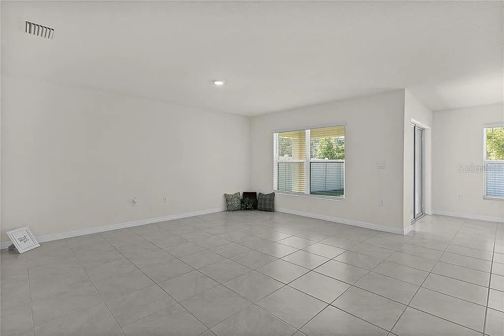 出租: $2,100 (3 贝兹, 2 浴室, 1664 平方英尺)