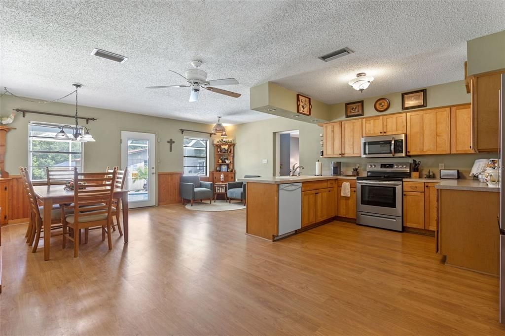 En Venta: $498,000 (4 camas, 3 baños, 2521 Pies cuadrados)