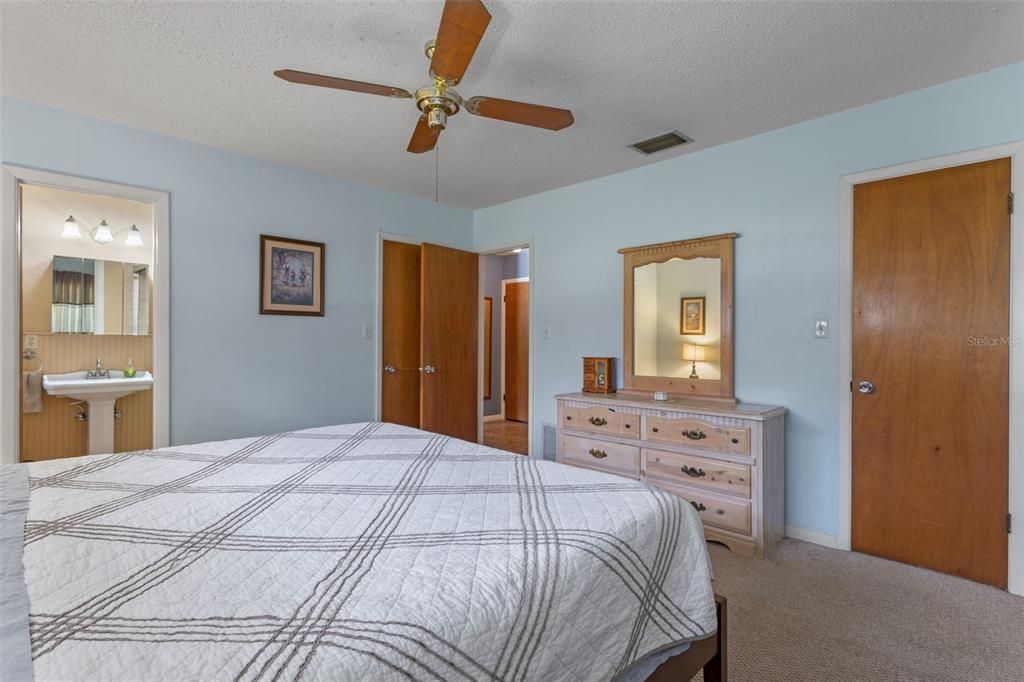 En Venta: $498,000 (4 camas, 3 baños, 2521 Pies cuadrados)