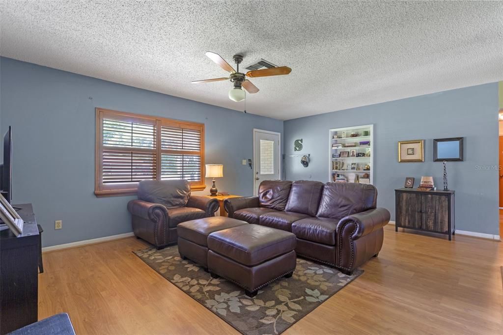 En Venta: $498,000 (4 camas, 3 baños, 2521 Pies cuadrados)