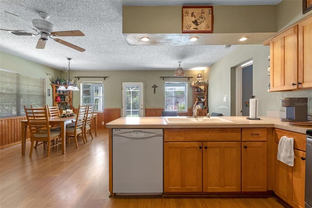 En Venta: $498,000 (4 camas, 3 baños, 2521 Pies cuadrados)