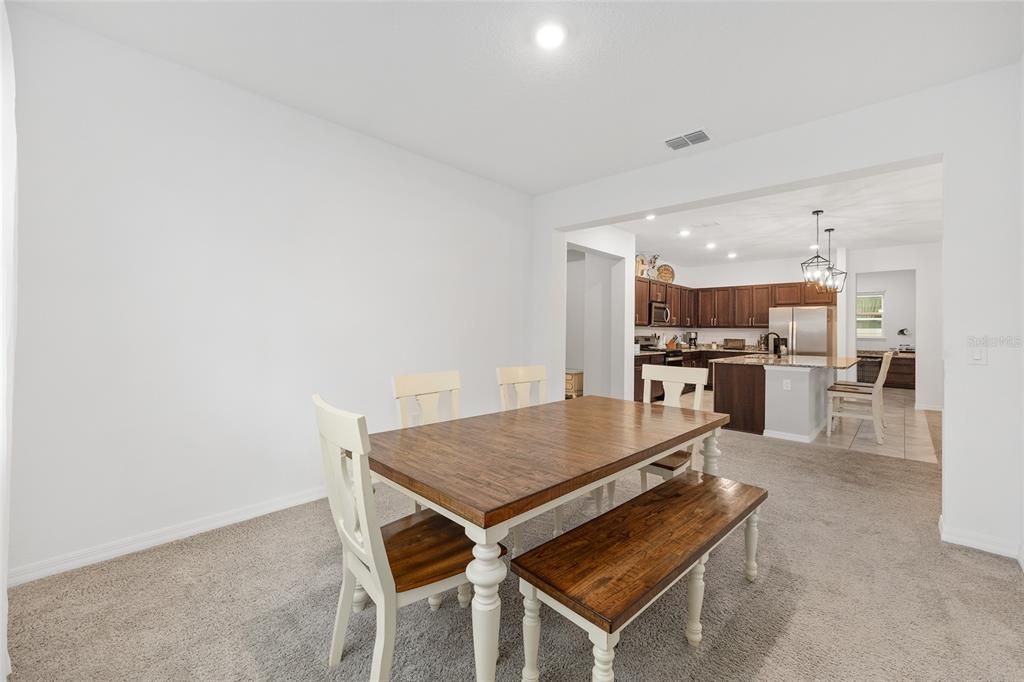 合同活跃: $435,000 (4 贝兹, 3 浴室, 2645 平方英尺)