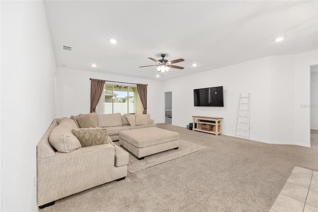 合同活跃: $435,000 (4 贝兹, 3 浴室, 2645 平方英尺)