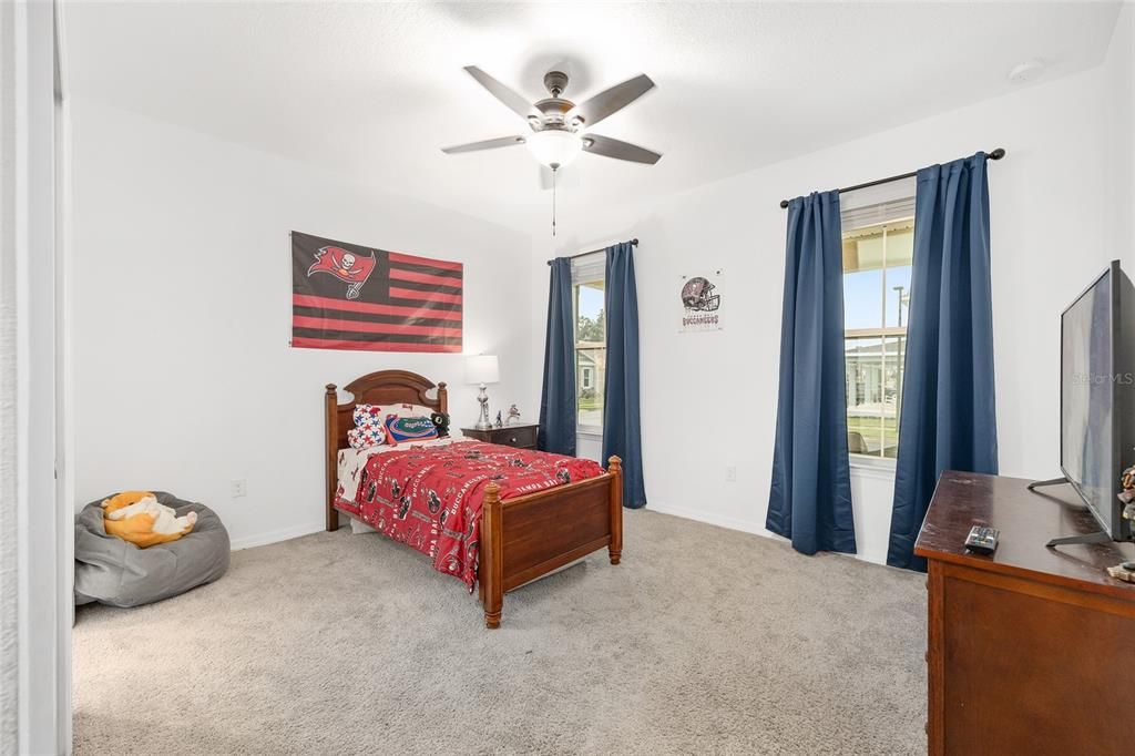 合同活跃: $435,000 (4 贝兹, 3 浴室, 2645 平方英尺)