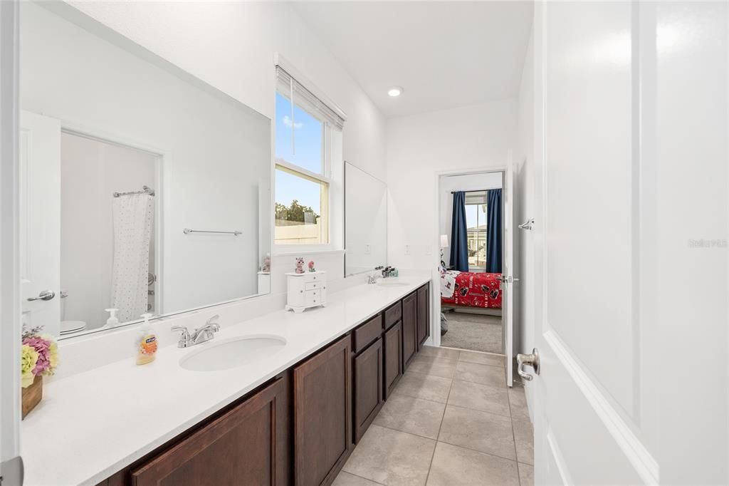 合同活跃: $435,000 (4 贝兹, 3 浴室, 2645 平方英尺)