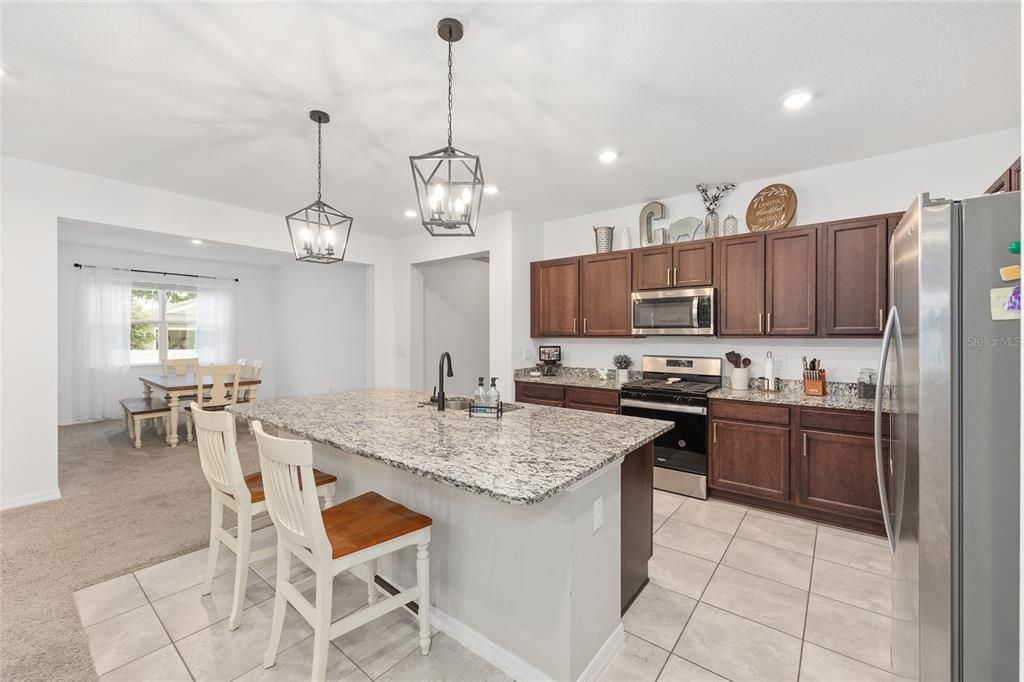 合同活跃: $435,000 (4 贝兹, 3 浴室, 2645 平方英尺)