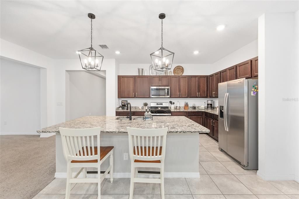 合同活跃: $435,000 (4 贝兹, 3 浴室, 2645 平方英尺)