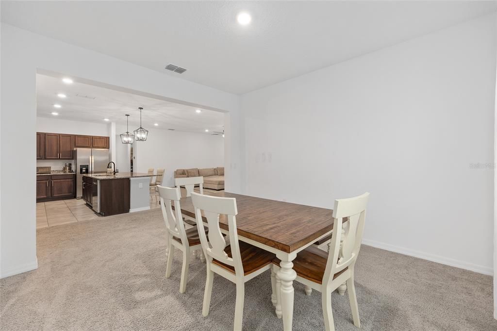 合同活跃: $435,000 (4 贝兹, 3 浴室, 2645 平方英尺)