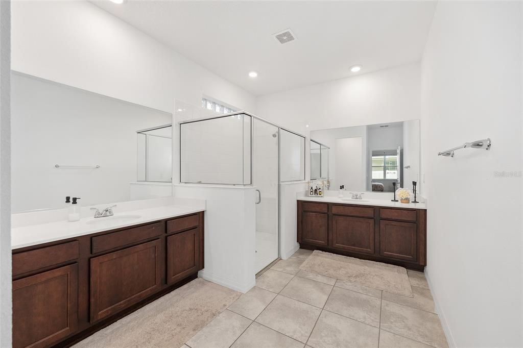 合同活跃: $435,000 (4 贝兹, 3 浴室, 2645 平方英尺)