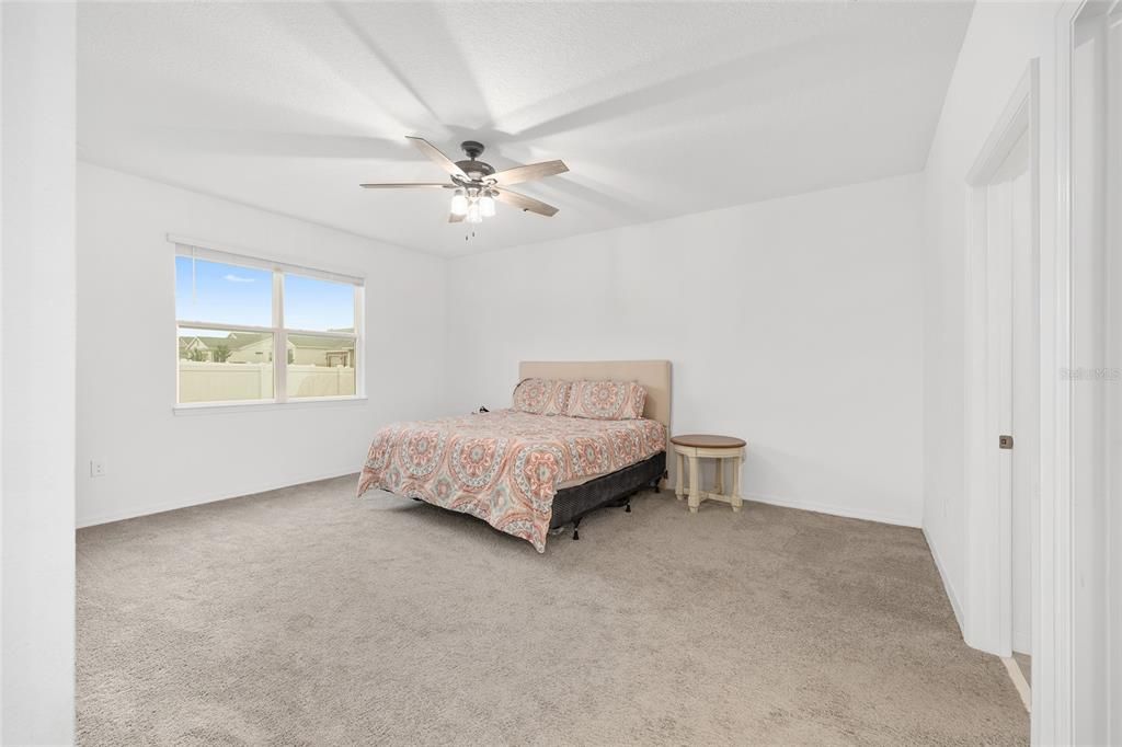 合同活跃: $435,000 (4 贝兹, 3 浴室, 2645 平方英尺)