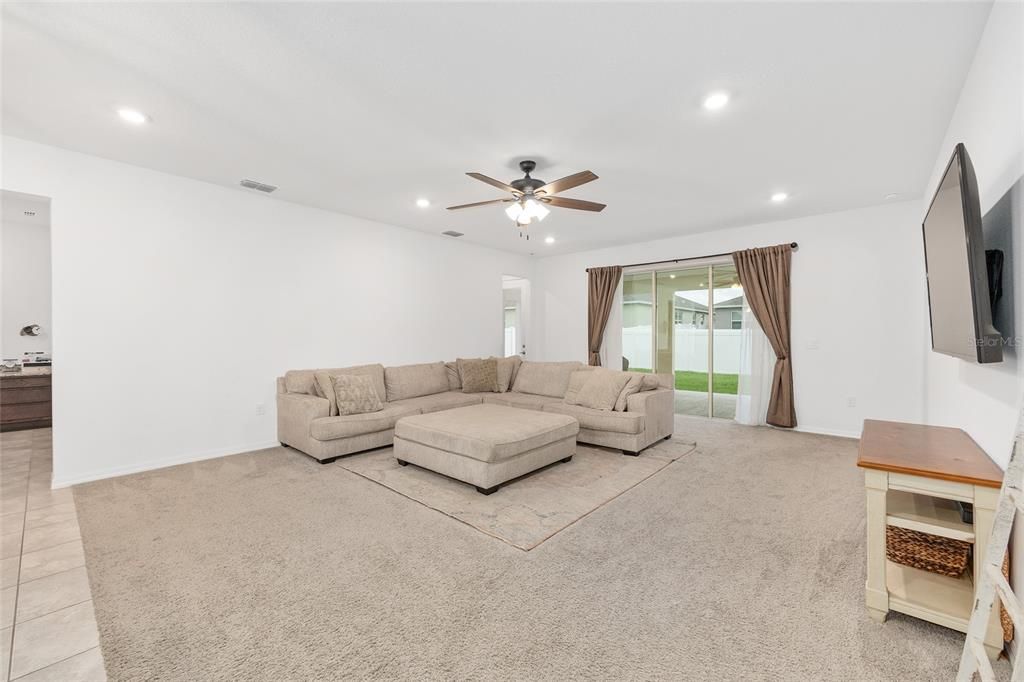 合同活跃: $435,000 (4 贝兹, 3 浴室, 2645 平方英尺)