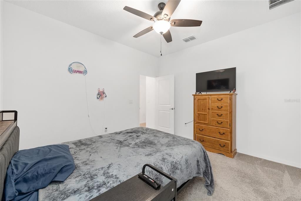 合同活跃: $435,000 (4 贝兹, 3 浴室, 2645 平方英尺)