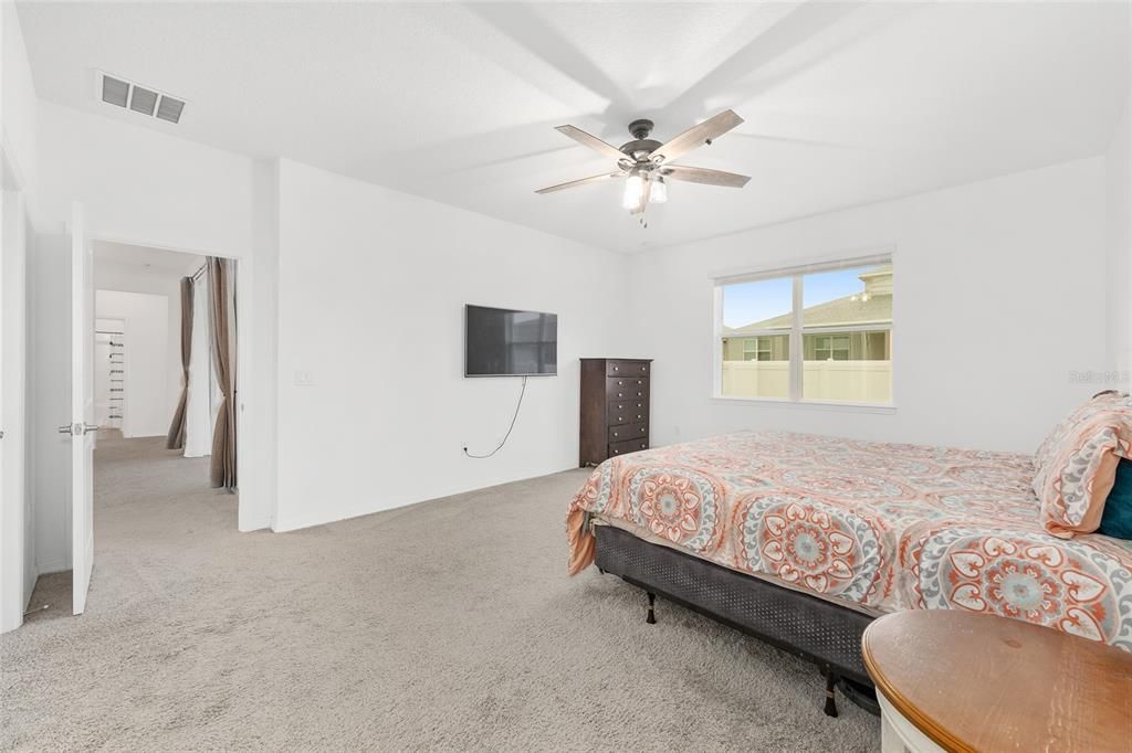 合同活跃: $435,000 (4 贝兹, 3 浴室, 2645 平方英尺)