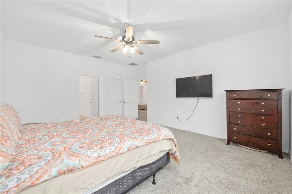 合同活跃: $435,000 (4 贝兹, 3 浴室, 2645 平方英尺)