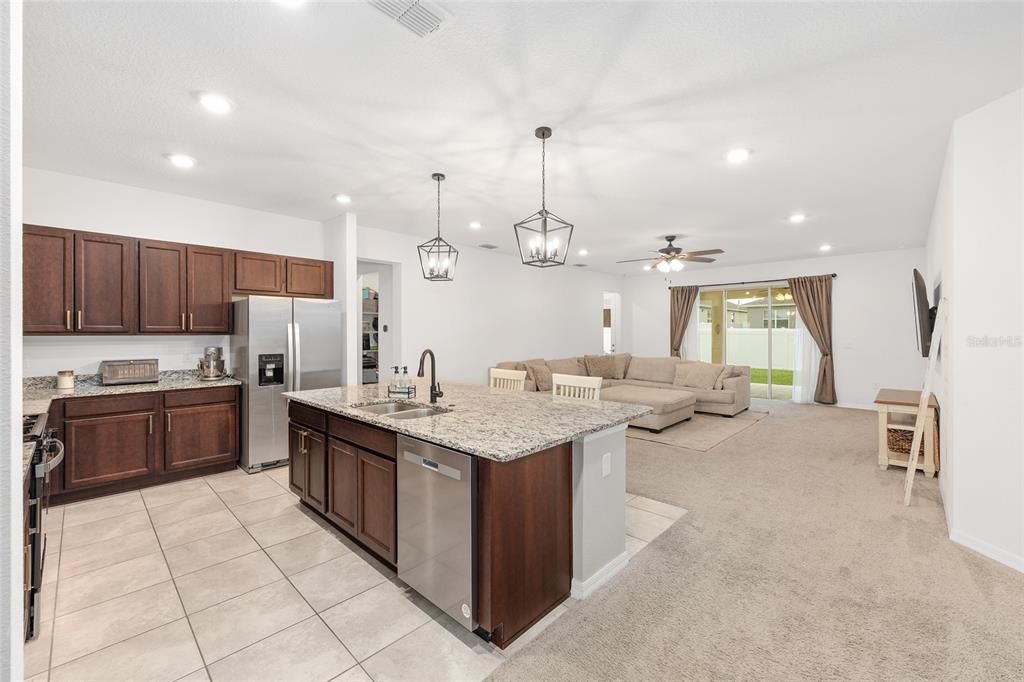 合同活跃: $435,000 (4 贝兹, 3 浴室, 2645 平方英尺)