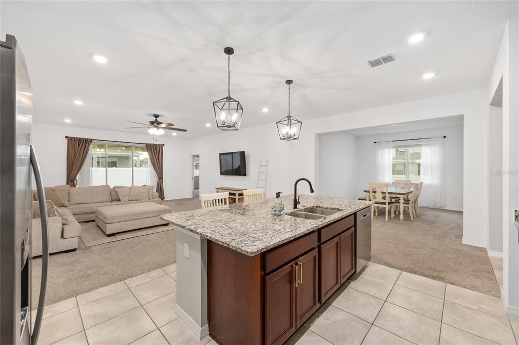 合同活跃: $435,000 (4 贝兹, 3 浴室, 2645 平方英尺)