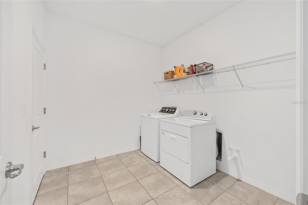 合同活跃: $435,000 (4 贝兹, 3 浴室, 2645 平方英尺)