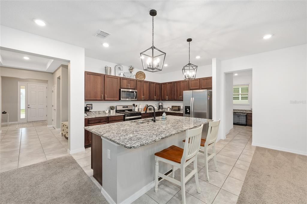 合同活跃: $435,000 (4 贝兹, 3 浴室, 2645 平方英尺)