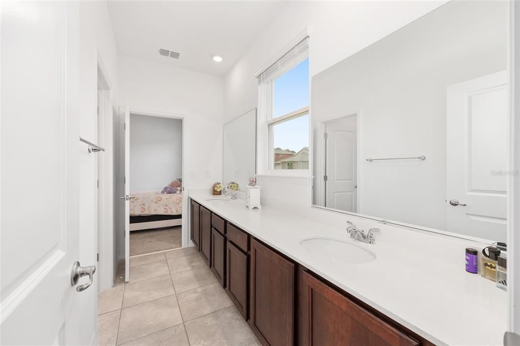 合同活跃: $435,000 (4 贝兹, 3 浴室, 2645 平方英尺)