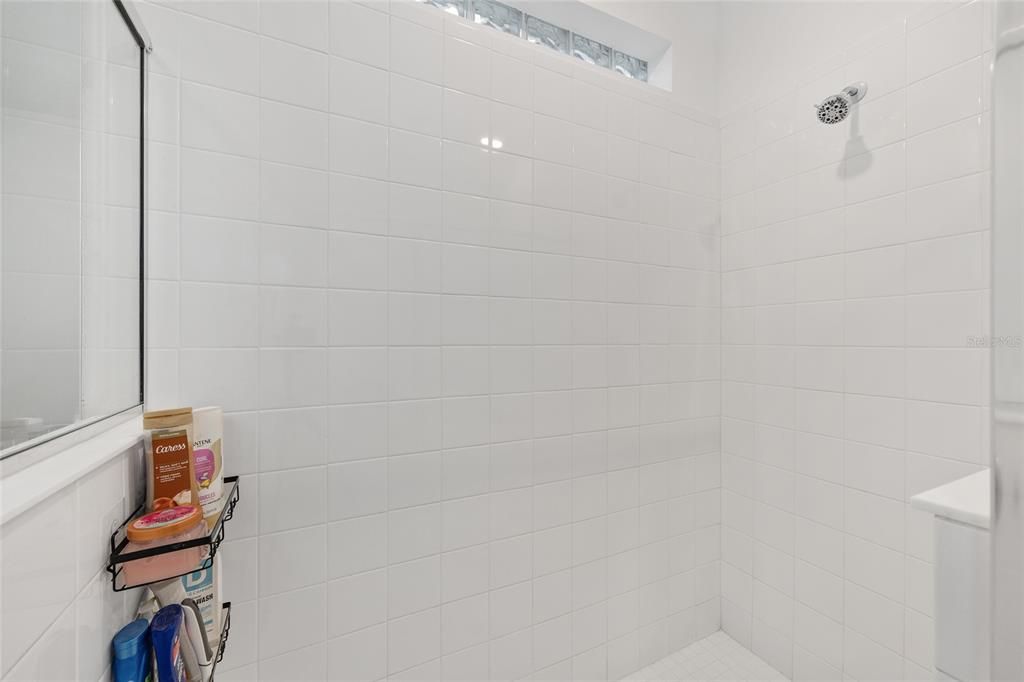 合同活跃: $435,000 (4 贝兹, 3 浴室, 2645 平方英尺)